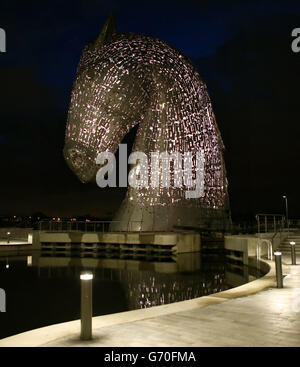 Un test d'éclairage est effectué sur les Kelpies à Falkirk avant leur ouverture officielle au public plus tard ce mois-ci. Banque D'Images