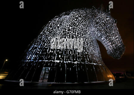 Un test d'éclairage est effectué sur les Kelpies à Falkirk avant leur ouverture officielle au public plus tard ce mois-ci. Banque D'Images