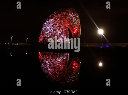 Un test d'éclairage est effectué sur les Kelpies à Falkirk avant leur ouverture officielle au public plus tard ce mois-ci. Banque D'Images