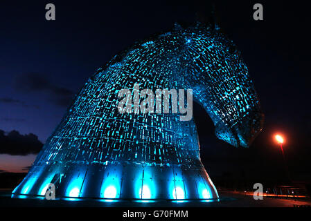 Un test d'éclairage est effectué sur les Kelpies à Falkirk avant leur ouverture officielle au public plus tard ce mois-ci. Banque D'Images