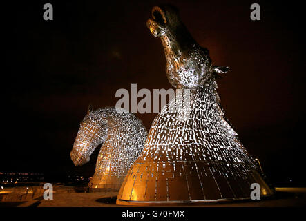 Un test d'éclairage est effectué sur les Kelpies à Falkirk avant leur ouverture officielle au public plus tard ce mois-ci. Banque D'Images