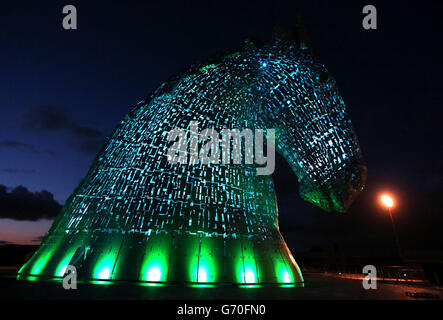 Un test d'éclairage est effectué sur les Kelpies à Falkirk avant leur ouverture officielle au public plus tard ce mois-ci. Banque D'Images