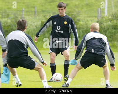 Roy Keane de Manchester United participe à une session d'entraînement participe à une session d'entraînement au centre d'entraînement Carrington de l'équipe, avant la finale de la coupe FA contre Millwall samedi. Banque D'Images