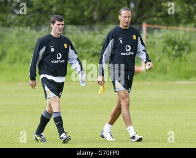 Roy Keane et Rio Ferdinand de Manchester United arrivent pour une session d'entraînement au centre d'entraînement de Carrington, avant la finale de la coupe FA contre Millwall samedi. Banque D'Images