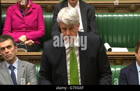 Le leader de la Chambre Andrew Lansley prend la parole à la Chambre des communes après que le député travailliste John Mann a reçu une question urgente sur les normes parlementaires à la Chambre des communes. Banque D'Images