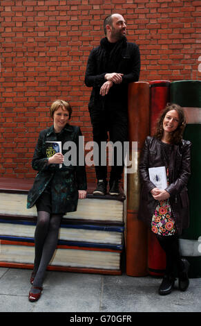 Auteurs Sinead Crowley (à gauche) et Michele Forbes avec le musicien Adrian Crowley, qui participent tous à la Dublin Writers Festival aide pour lancer le programme 2014 des événements en Meeting House Square, Temple Bar, Dublin. Banque D'Images