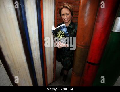 L'auteur Sinead Crowley, qui participe au Dublin Writers Festival, aide à lancer le programme 2014 d'événements à Meeting House Square, Temple Bar, Dublin. Banque D'Images