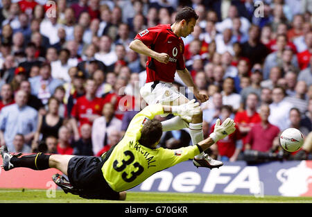 Ryan Giggs de Manchester United essaie de faire le tour du ballon Andy Marshall, le gardien de Millwall, lors de la finale de la coupe FA au Millennium Stadium, à Cardiff, le samedi 22 2004 mai. Banque D'Images