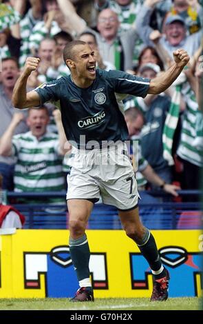 Henrik Larsson, de Celtic, célèbre son deuxième but contre Dunfermline Athletic lors de la finale de la coupe écossaise du Tennent à Hampden Park, Glasgow, le samedi 22 2004 mai. Banque D'Images