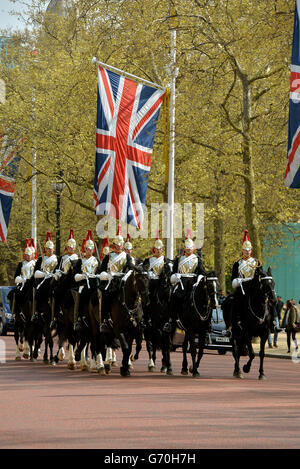 Les membres de la Cavalerie de la maison descendent le Mall en direction de Buckingham Palace, après leur service de garde à Whitehall, dans le centre de Westminster. Banque D'Images