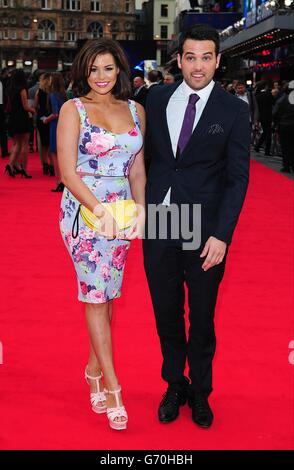 Jessica Wright et Ricky Rayment arrivent pour la première mondiale du film The Amazing Spiderman 2, qui s'est tenu à l'Odeon Leicester Square, dans le centre de Londres. Banque D'Images