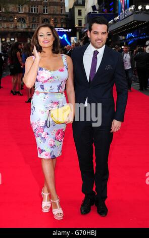 Jessica Wright et Ricky Rayment arrivent pour la première mondiale du film The Amazing Spiderman 2, qui s'est tenu à l'Odeon Leicester Square, dans le centre de Londres. Banque D'Images