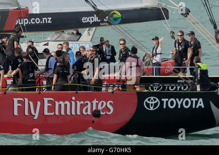 La duchesse de Cambridge (troisième à droite) réagit après avoir battu en tant que duc de Cambridge (cinquième à gauche) lors d'une course sur deux yachts de l'équipe Emirates New Zealand Americas Cup lorsqu'ils naviguent dans le port d'Auckland le cinquième jour de leur tournée officielle en Nouvelle-Zélande. Banque D'Images