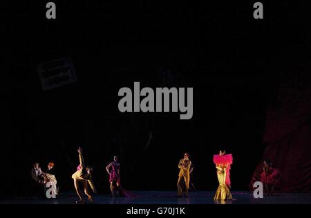 Les danseurs de la Rambert Dance Company réinterprètent Ian Spink de « UNE tragédie de la mode » de Sir Frederick Ashton lors d'une tenue habillée à Sadler's Wells à Londres. Sir Frederick, chorégraphe fondateur de Rambert, chorégraphie ce premier ballet, en 1926, encouragé par son professeur, Dame Marie Rambert. La pièce, qui a été réinterprétée pour marquer l'anniversaire de la naissance de Sir Frederick, ouvre le mardi 25 mai 2004 et se déroule jusqu'au samedi. Banque D'Images