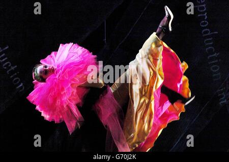 Les danseurs de la Rambert Dance Company réinterprètent Ian Spink de « UNE tragédie de la mode » de Sir Frederick Ashton lors d'une tenue habillée à Sadler's Wells à Londres. Sir Frederick, chorégraphe fondateur de Rambert, chorégraphie ce premier ballet, en 1926, encouragé par son professeur, Dame Marie Rambert. La pièce, qui a été réinterprétée pour marquer l'anniversaire de la naissance de Sir Frederick, ouvre le mardi 25 mai 2004 et se déroule jusqu'au samedi. Banque D'Images