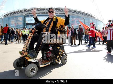 Football - FA Cup - demi-finale - Hull City / Sheffield United - Wembley Stadium.Un fan de Hull City montre son soutien à l'extérieur de Wembley avant le match Banque D'Images