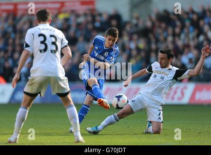 Football - Barclays Premier League - Swansea City / Chelsea - Liberty Stadium.Le centre Oscar de Chelsea est abordé par Leon Britton de Swansea City Banque D'Images