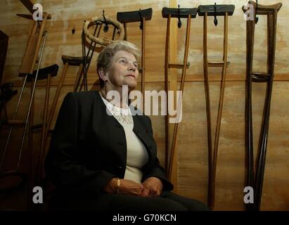 Noreen Heath, 80 ans, d'Ashford, dans le Kent, revoit le théâtre d'opération où elle a travaillé comme infirmière de la Marine royale pendant la Seconde Guerre mondiale dans les tunnels secrets sous le château de Douvres, dans le Kent. La visite a été de revivre les jours tendus à l'approche du jour J il y a 60 ans, lorsque le château était la base de l'opération Fortitude, un canular qui a acheté un temps précieux et a sauvé d'innombrables vies en convainquant avec succès les Allemands que l'attaque des alliés allait traverser Calais. Mme Heath, originaire de Wirral à Merseyside, a déclaré qu'elle était venue à Douvres en 1945 et y était pendant cinq ans. Banque D'Images