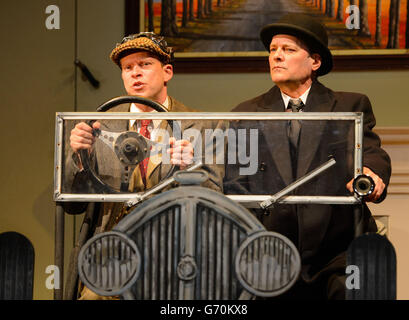 Mark Heap (à droite) comme Jeeves et Robert Webb comme Bertie Wooster à un photocall avec la nouvelle troupe de «Jeeves and Wooster in Perfect Nowise», au Duke of York's Theatre, dans le centre de Londres. Banque D'Images