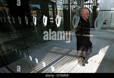 L'ancien dirigeant d'Anglo Irish Bank Willie McAteer quitte le circuit Criminal court de Dublin, pendant le procès des anciens dirigeants d'Anglo Irish Bank. Banque D'Images