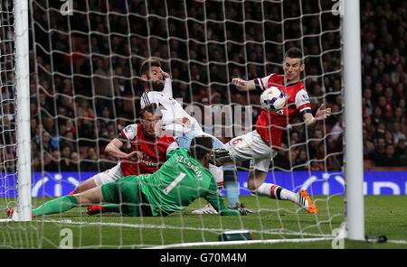 Laurent Koscielny (à droite) et Lukasz Fabianski (à gauche) d'Arsenal ne le font pas Dégagez le ballon avant Matthew Jarvis de West Ham United (non représenté) marque le premier but du match de son côté Banque D'Images