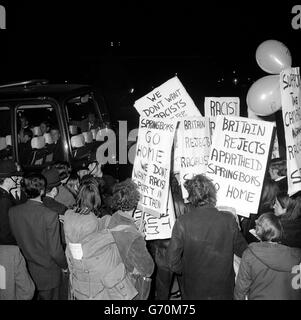 Les manifestants brandisquent des pancartes et donnent de faux salutes nazis aux membres de la fête de tournée en Afrique du Sud alors qu'ils quittent l'ambassade sud-africaine à Trafalgar Square, Londres. Banque D'Images