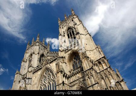 Bank Holiday à York.Une vue générale de York Minster dans le soleil d'été, York. Banque D'Images