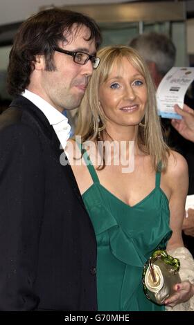 JK Rowling et son mari Neil Murray arrivent pour la première britannique de Harry Potter et le prisonnier d'Azkaban à l'Odeon Leicester Square dans le centre de Londres, le troisième film de l'auteur JK Rowling série de livres sur le jeune assistant. Banque D'Images