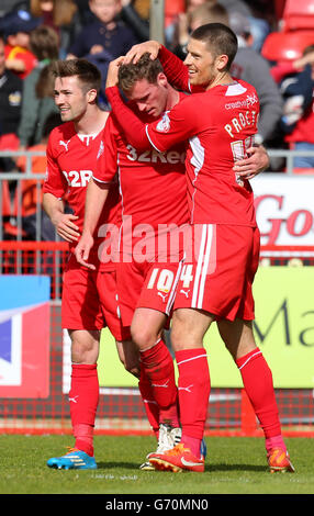 Andy Drury, de Crawley Town (milieu), est félicité par les coéquipiers après avoir marquant son deuxième but. Banque D'Images