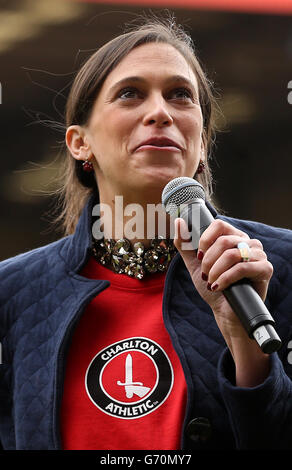 Football - Championnat Sky Bet - Charlton Athletic / Bolton Wanderers - The Valley.Charlton le directeur Athlétique Katrien Meire parle à la foule avant le match Banque D'Images