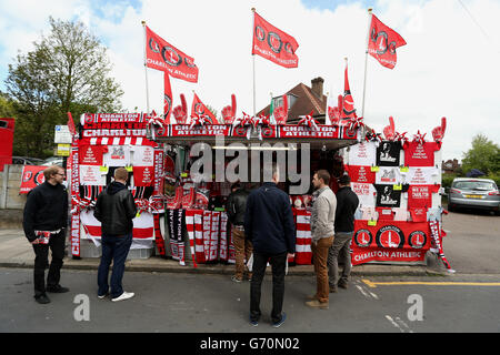 Football - Championnat Sky Bet - Charlton Athletic / Bolton Wanderers - The Valley.Marchandise à vendre à l'extérieur du stade avant le match Banque D'Images