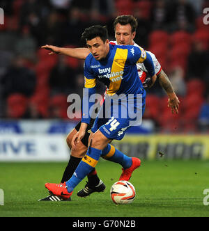 Chris Brown (retour) de Doncaster Rover et George Thorne (comté de Derby) se battent pour le ballon lors du match du championnat Sky Bet au Keepmoat Stadium, Doncaster. Banque D'Images