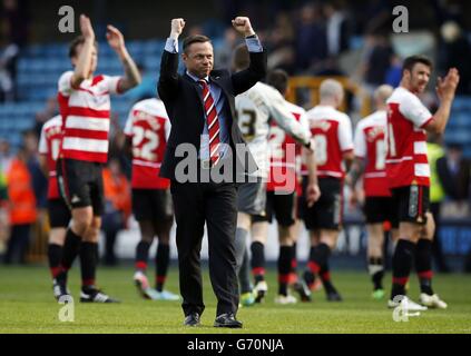 Soccer - Sky Bet Championship - Millwall v Doncaster Rovers - The New Den.Paul Dickov, directeur de Doncaster, se dirige vers les supporters de Doncaster après le match du championnat Sky Bet au New Den, Londres. Banque D'Images