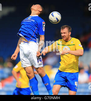 Football - Sky Bet League One - Oldham Athletic / Coventry City - Boundary Park.Jonson Clarke-Harris d'Oldham Athletic et Andy Webster de Coventry City se battent pour le ballon dans les airs Banque D'Images