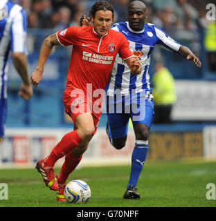 Jermaine Johnson (à droite) de Sheffield Wednesday et Lawrie Wilson (à gauche) de Charlton Athletic se battent pour le ballon. Banque D'Images