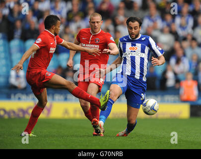 Atdhe Nuhiu de Sheffield Wednesday (à droite) lutte pour le ballon contre Callum Harriott de Charlton Athletic (à gauche) et Michael Morrison (au centre). Banque D'Images