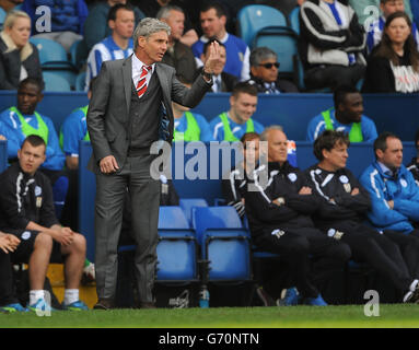 Football - Championnat Sky Bet - Sheffield Wednesday v Charlton Athletic - Hillsborough.Jose Riga, le Manager de Charlton Athletic, donne des cours à son équipe pendant le match contre Sheffield mercredi. Banque D'Images