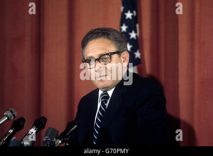 Le Dr Henry Kissinger, secrétaire d'État américain, lors d'une conférence de presse de l'ambassade américaine à la fin de sa visite d'une journée à Londres. Banque D'Images