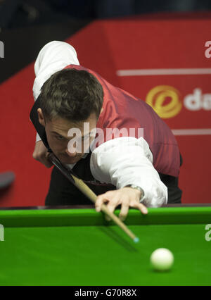 Michael Holt en action contre Mark Allen lors des championnats du monde de snooker de Dafabet au Crucible, Sheffield. APPUYEZ SUR ASSOCIATION photo. Date de la photo: Mercredi 23 avril 2014. Voir PA Story SNOOKER World. Le crédit photo devrait se lire comme suit : Tim Goode/PA Wire Banque D'Images