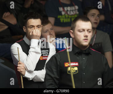 Michael Holt semble abattu lors de son match contre Mark Allen lors des championnats du monde de snooker de Dafabet au Crucible, Sheffield. Banque D'Images