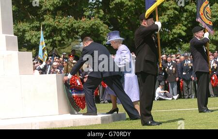 Le président français de la reine Elizabeth II de Grande-Bretagne a déposé une couronne au cimetière des graves de guerre du Commonwealth à Bayeux, dans le nord-ouest de la France, où ils ont participé à un service le 60e anniversaire du jour J. Banque D'Images