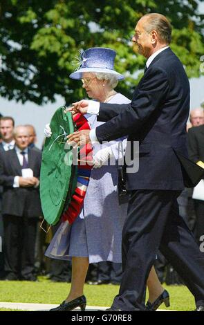 La reine Elizabeth de Grande-Bretagne et le président français Jaques Chirac marchent ensemble pour déposer une couronne au cimetière des graves de guerre du Commonwealth à Bayeux, en France. Des dirigeants du monde et des milliers d'anciens combattants se sont réunis pour commémorer le 60e anniversaire du jour J en Normandie. Banque D'Images