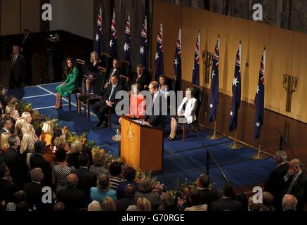 La duchesse de Cambridge écoute le duc de Cambridge dans la Grande salle du Parlement de Canberra. Le couple royal fait une visite officielle de 19 jours en Nouvelle-Zélande et en Australie avec son fils George. Banque D'Images