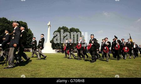 Les anciens combattants britanniques défilent dans le cimetière des graves de guerre du Commonwealth à Bayeux, dans le nord de la France. Des dirigeants du monde et des milliers d'anciens combattants se sont réunis pour commémorer le 60e anniversaire du jour J en Normandie. Voir l'histoire de PA anniversaire du jour D. Banque D'Images