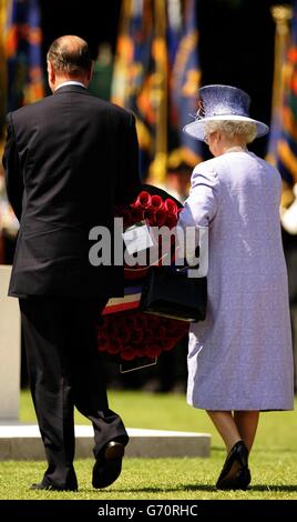 Le président français Chirac et la reine Elizabeth II de Grande-Bretagne ont déposé une couronne lors de la cérémonie binationale britannique à Bayeux. Les dirigeants du monde se sont réunis pour des cérémonies célébrant le 60e anniversaire du débarquement allié du jour J en Normandie. Banque D'Images