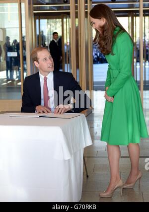 Le duc et la duchesse de Cambridge signent le livre des visiteurs lors d'une visite au National Portrait Gallery de Canberra, le dix-huitième jour de leur visite officielle en Nouvelle-Zélande et en Australie. Banque D'Images