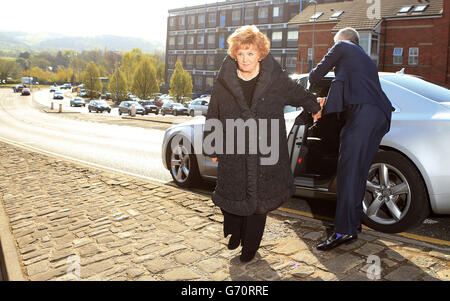 Barbara KNOX, actrice de la rue couronnement, arrive au tribunal des magistrats de Macclesfield, avec son solliciteur Nick Freeman, pour faire sa première comparution devant le tribunal accusé de conduite avec un verre. Banque D'Images