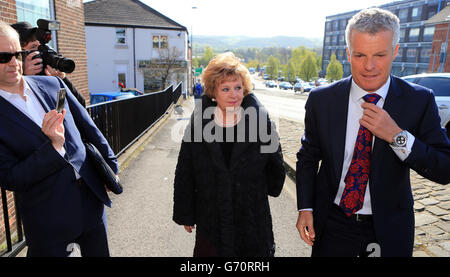 Barbara KNOX, actrice de la rue couronnement, arrive au tribunal des magistrats de Macclesfield, avec son solliciteur Nick Freeman (à droite), pour faire sa première apparition en cour accusée de conduite avec un verre. Banque D'Images