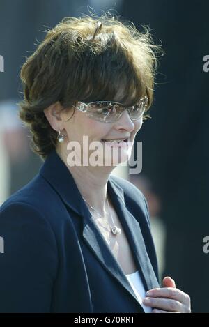 Cherie Blair, l'épouse du Premier ministre britannique Tony Blair porte des lunettes de soleil, sur la place d'Arromanches, devant les membres de l'Association des anciens combattants normands qui ont pris leurs adieux en mars. Banque D'Images