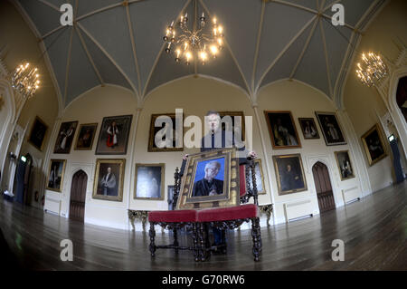 Le premier portrait de l'archevêque de Canterbury Justin Welby par l'artiste Roger Wagner (en photo) est exposé au château d'Auckland, dans le comté de Durham, ainsi que des œuvres d'art couvrant 500 ans d'histoire de l'Église. Banque D'Images